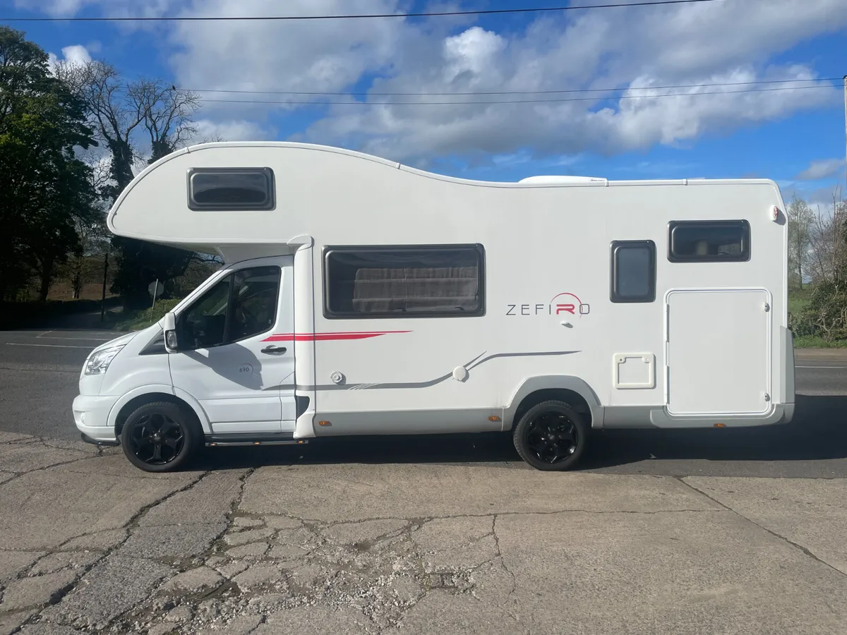 2015 RollerTeam Zefiro 690G-6 Berth/Belt - Image 3