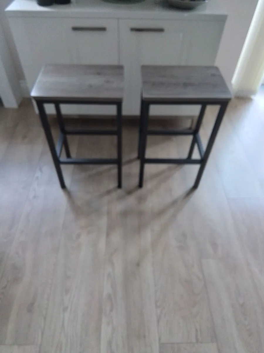 2 kitchen island stools 65cm high