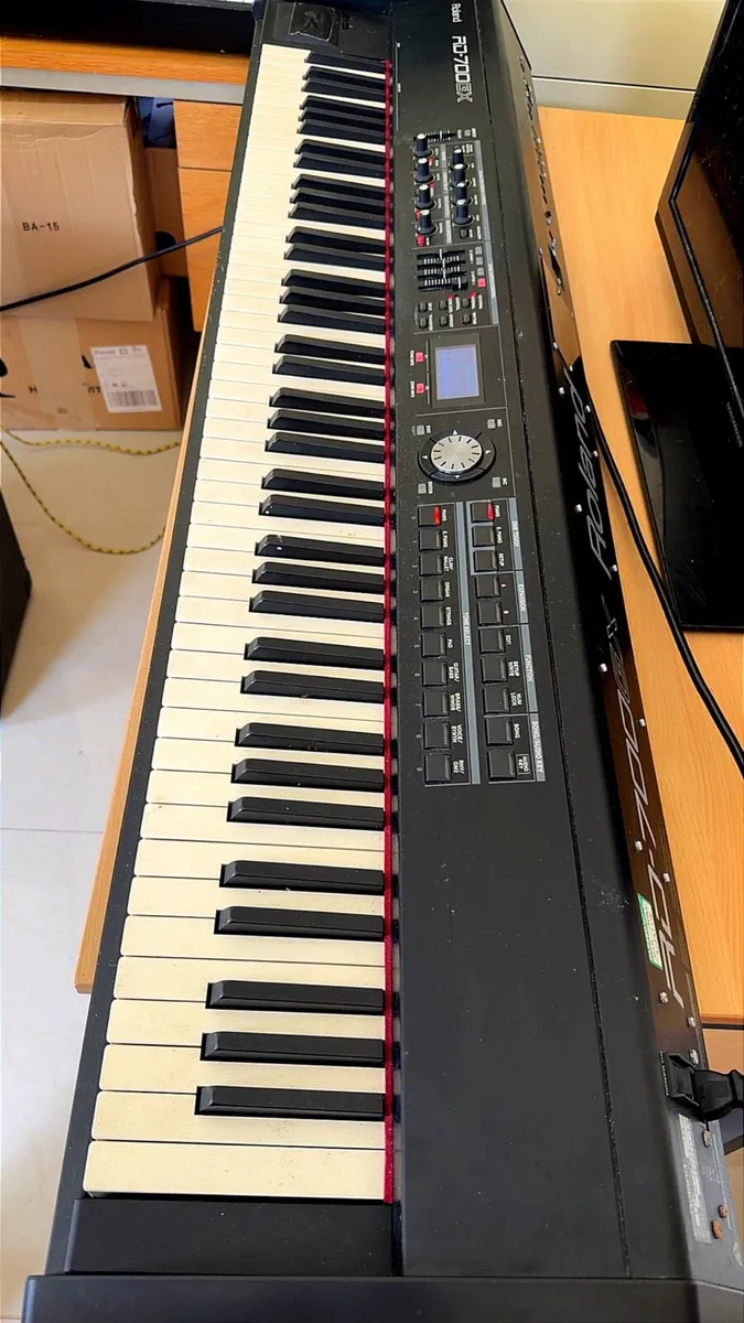 Roland Keyboard - Image 1