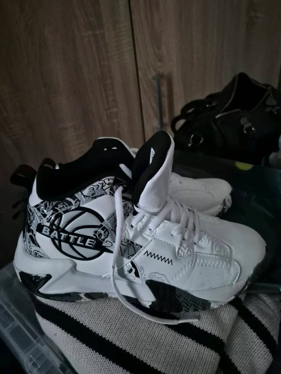 BASKETBALL TRAINERS - Image 1