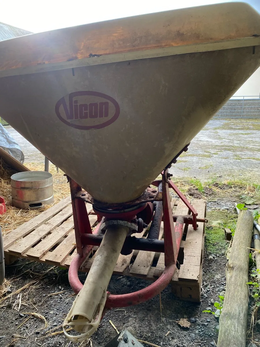Vicon fertiliser spreader - Image 2
