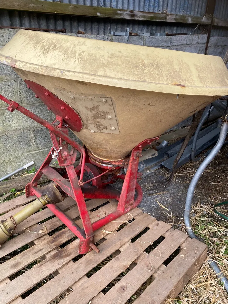 Vicon fertiliser spreader - Image 4