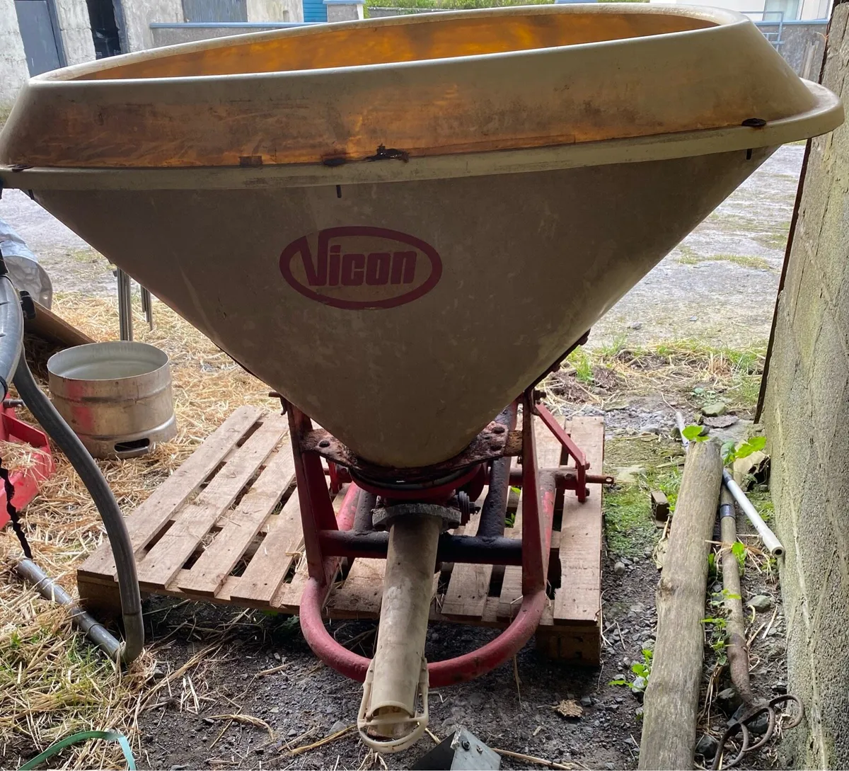 Vicon fertiliser spreader - Image 1