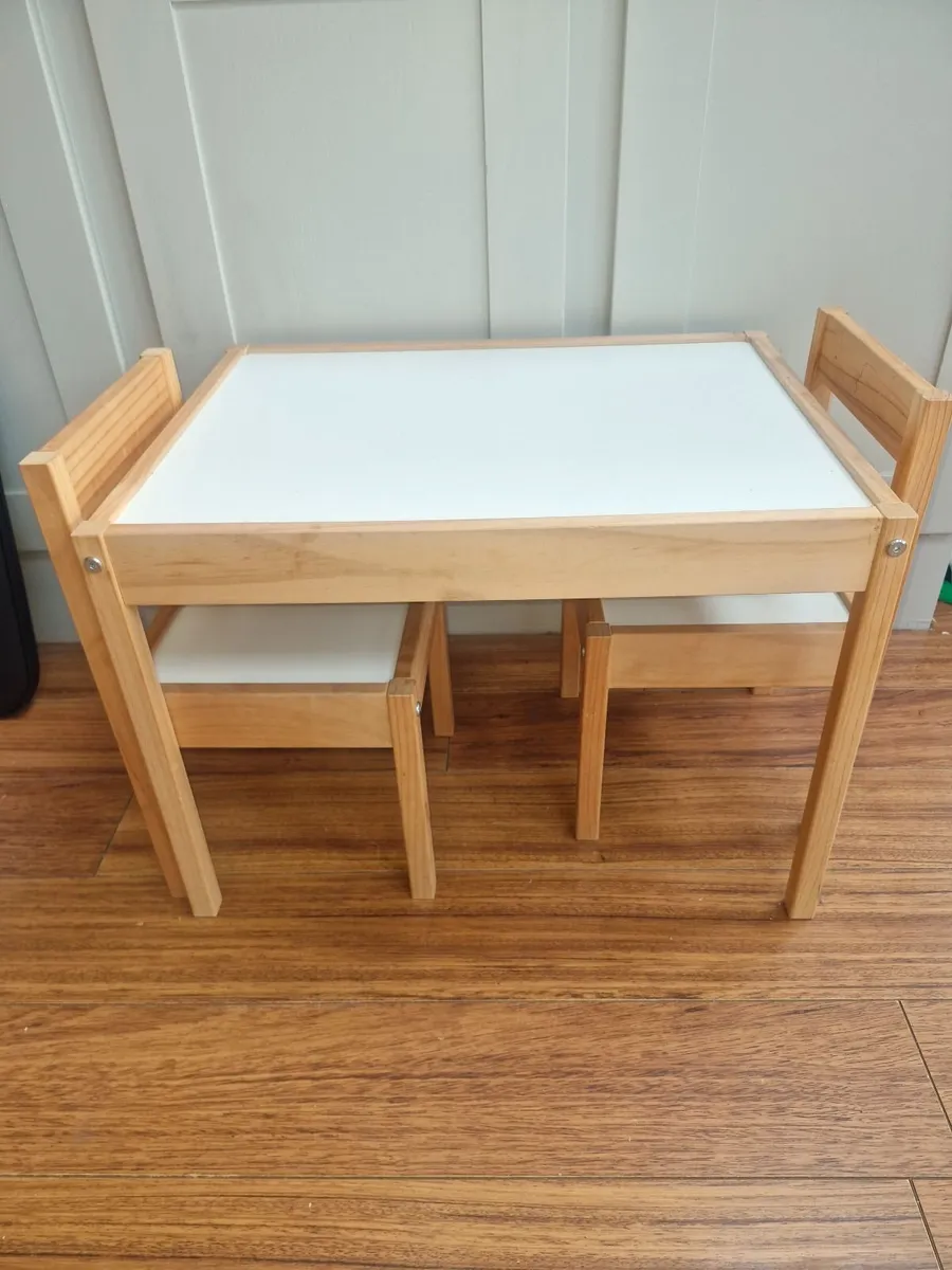 Kid's table and chairs - Image 1