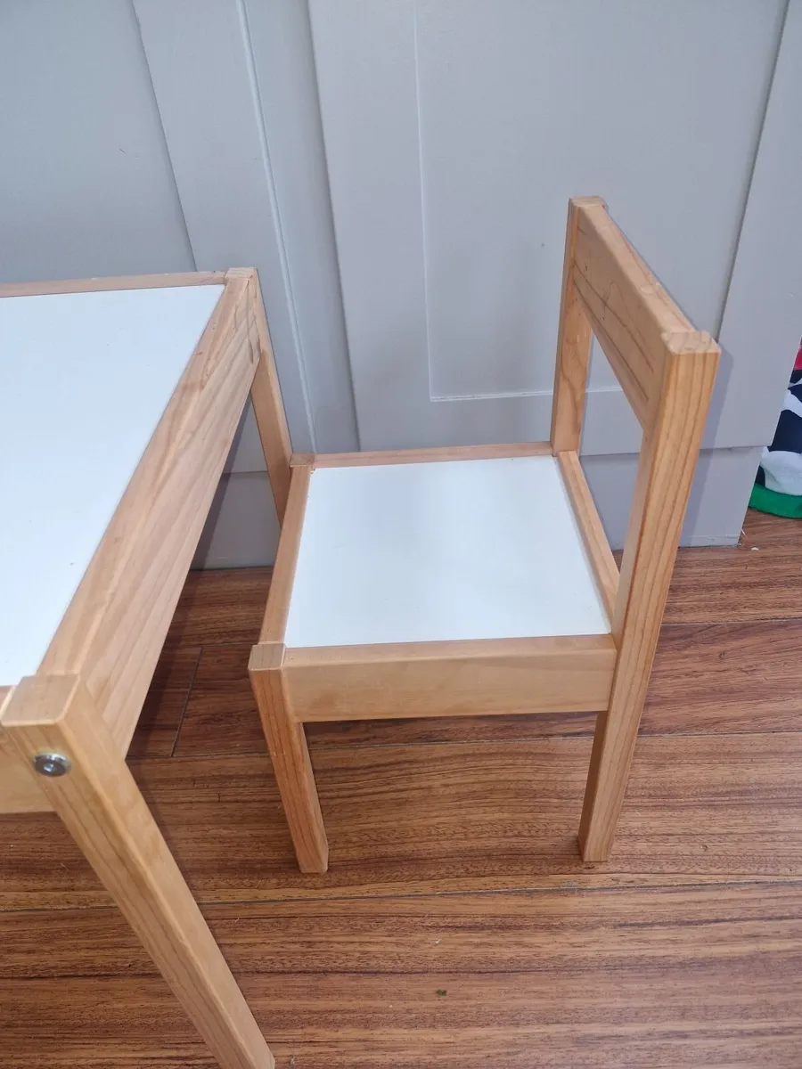Kid's table and chairs - Image 2
