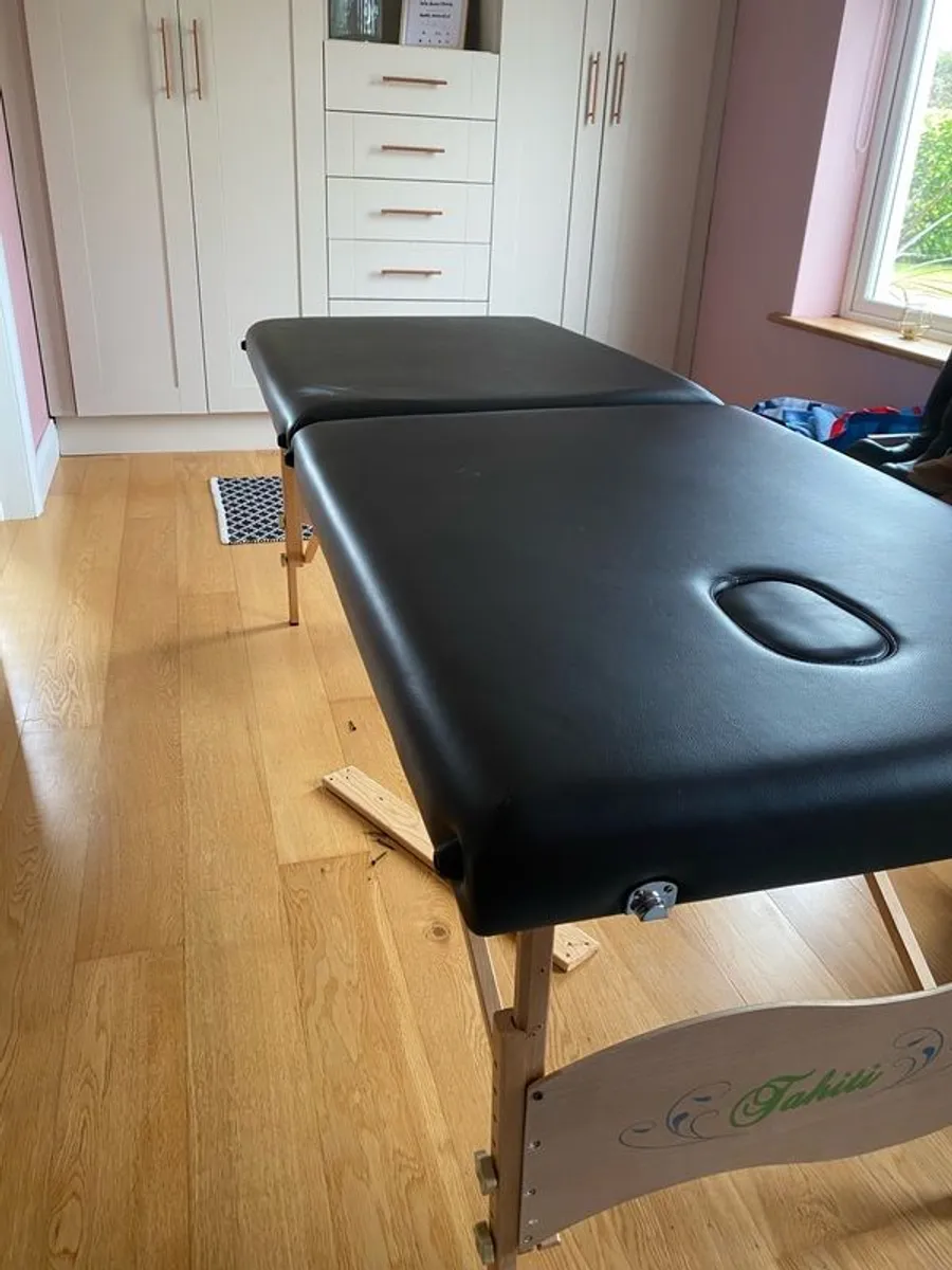 spray tan gun and massages table or lash table - Image 3