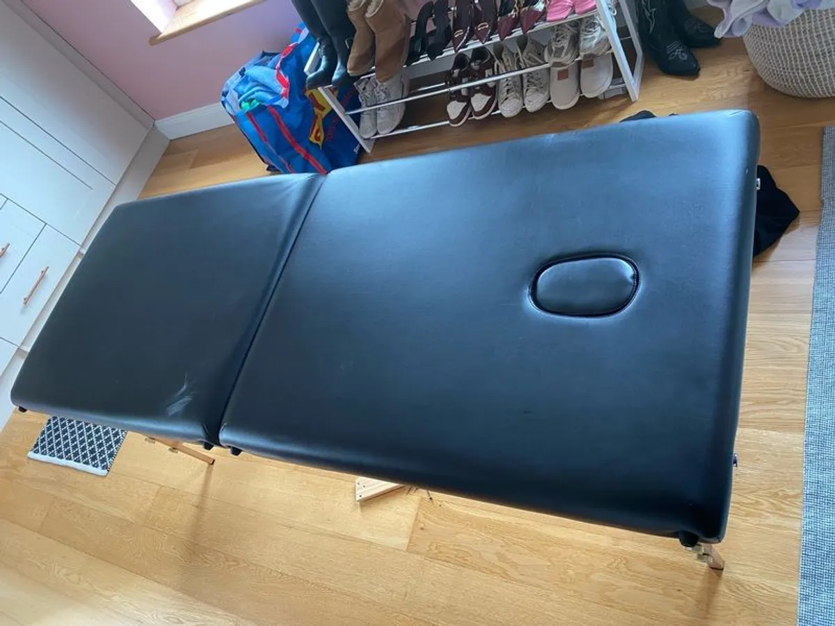 spray tan gun and massages table or lash table - Image 4