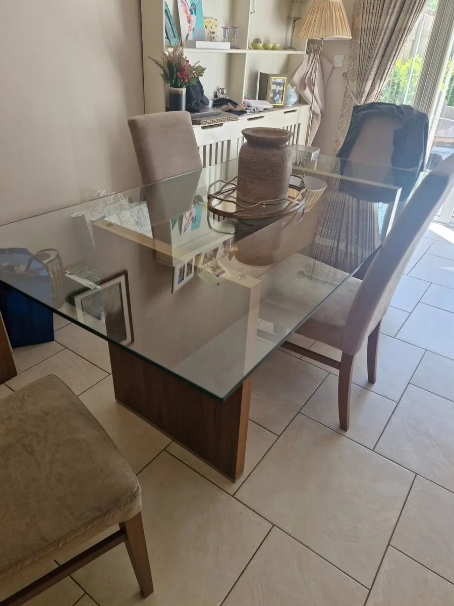 Table and 4 chairs - Image 1