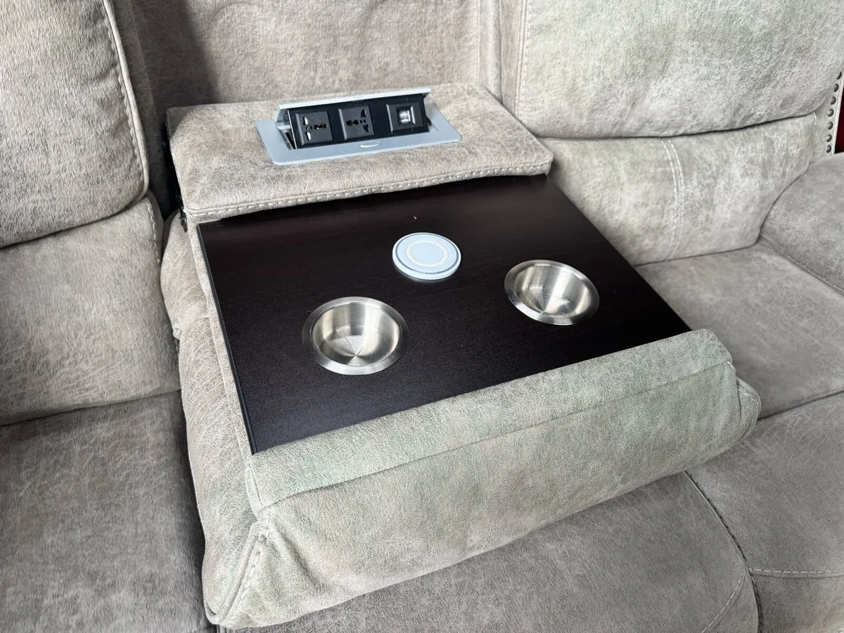 As new 3+2 seater recliner - Image 4