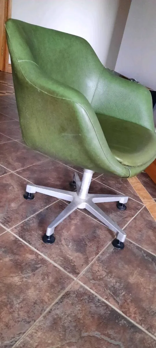 Swivel chair - Image 2