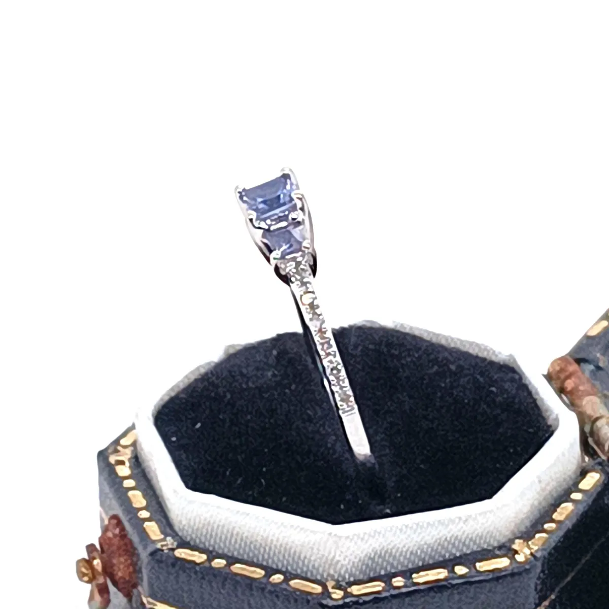 18k White Gold, CZ & Violet Stones Ring - Image 3