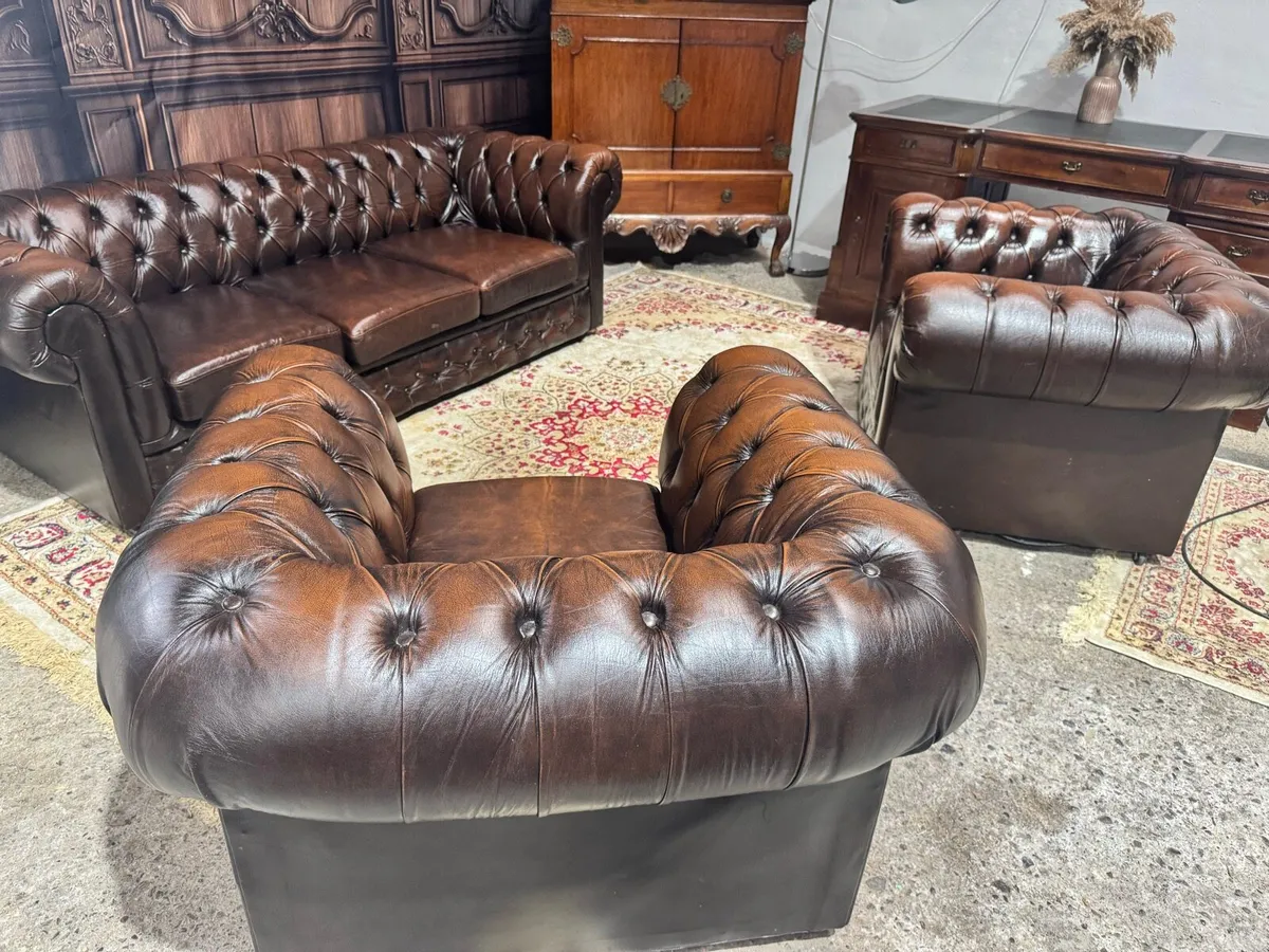 Antique 3-1-1 seater chesterfield suite - Image 1