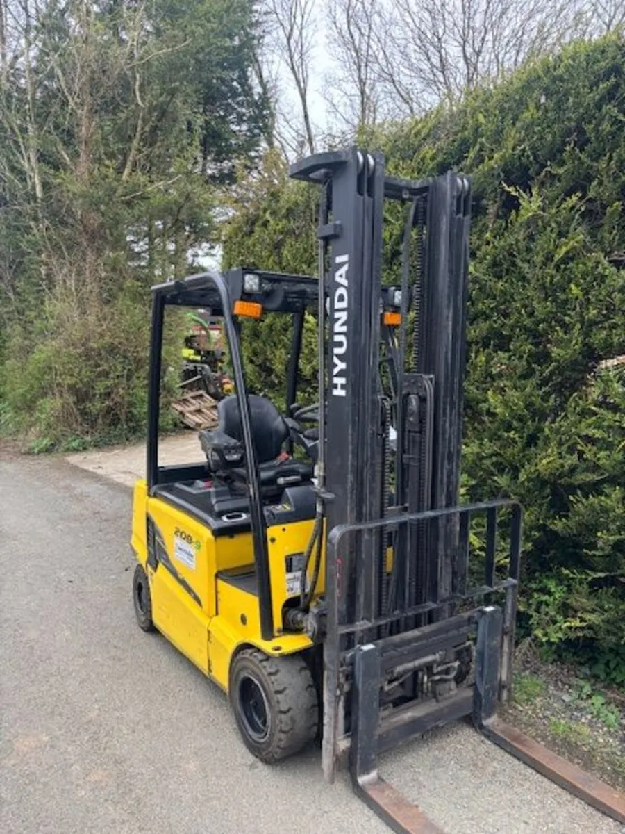 Hyundai Forklift - Image 1