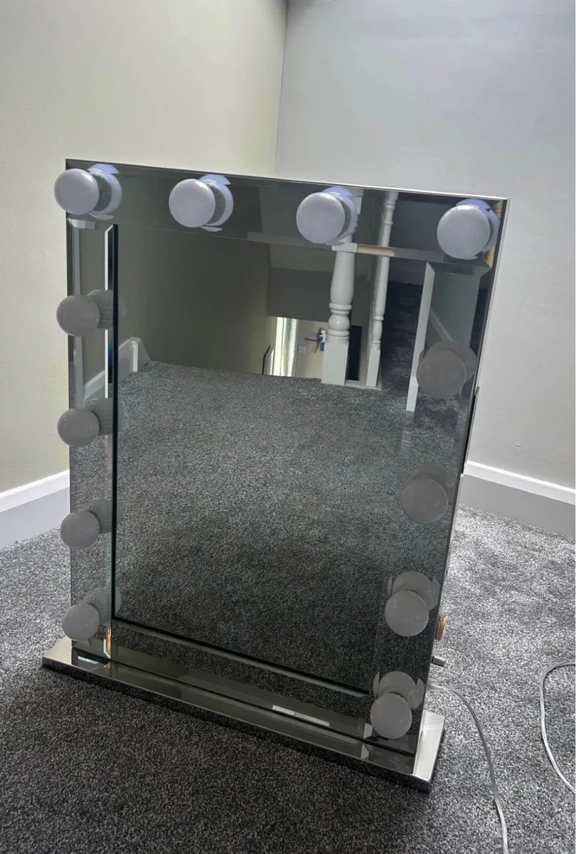 Bluetooth Hollywood Mirror with Built-in Speakers - Image 2
