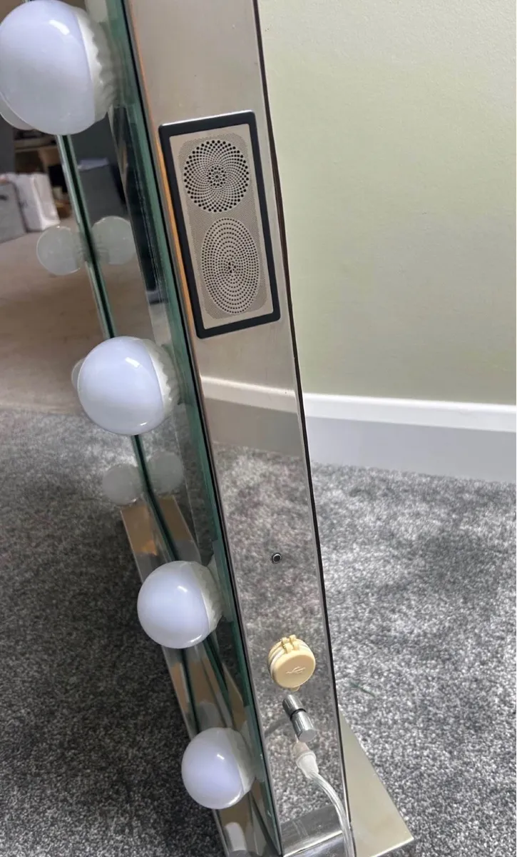 Bluetooth Hollywood Mirror with Built-in Speakers - Image 3