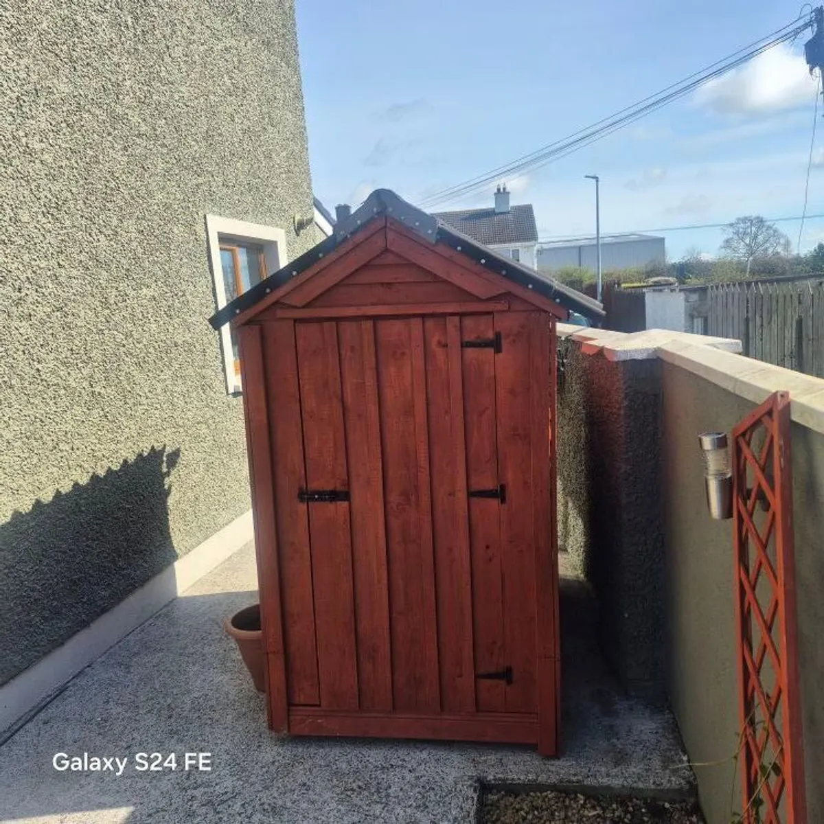 Fantastic shed genuine reason for sale Polystyrene roof fitted - Image 2