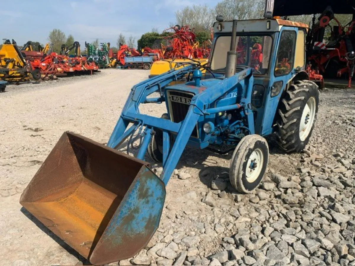 FORD 3600 C/W LOADER + BUCKET - Image 1