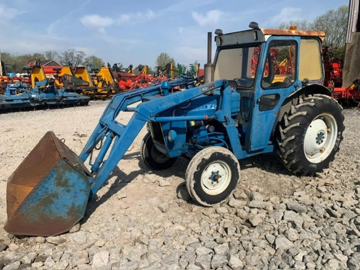 FORD 3600 C/W LOADER + BUCKET - Image 2
