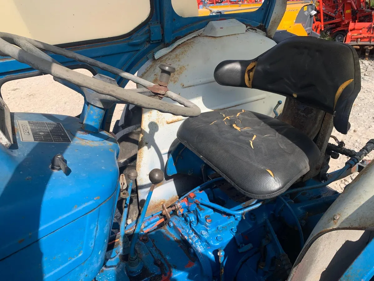 FORD 3600 C/W LOADER + BUCKET - Image 3