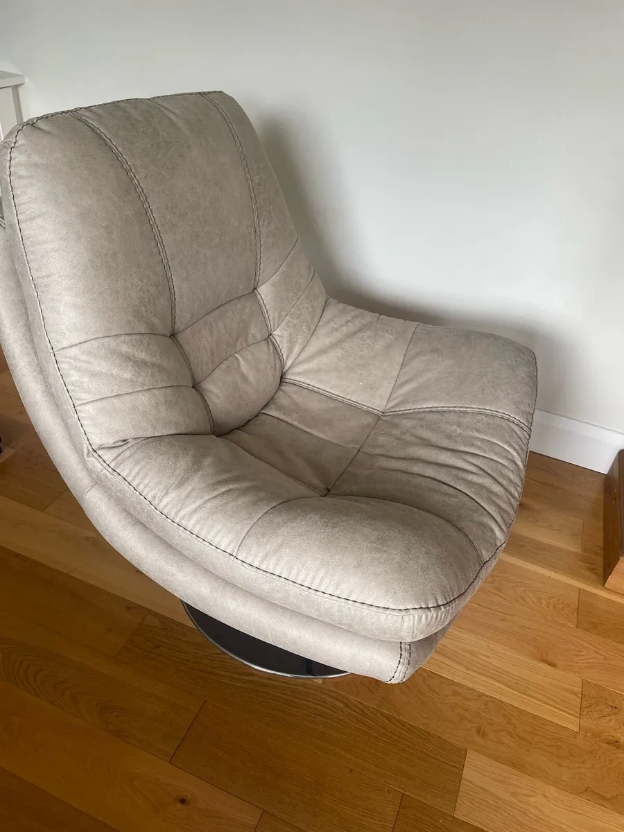 Cream leather swival chairs - Image 3