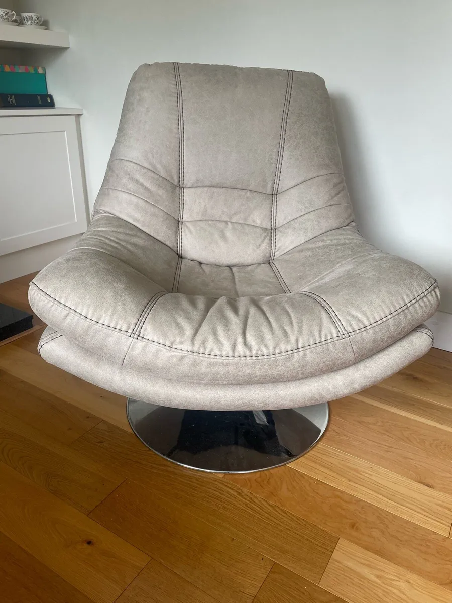 Cream leather swival chairs - Image 1