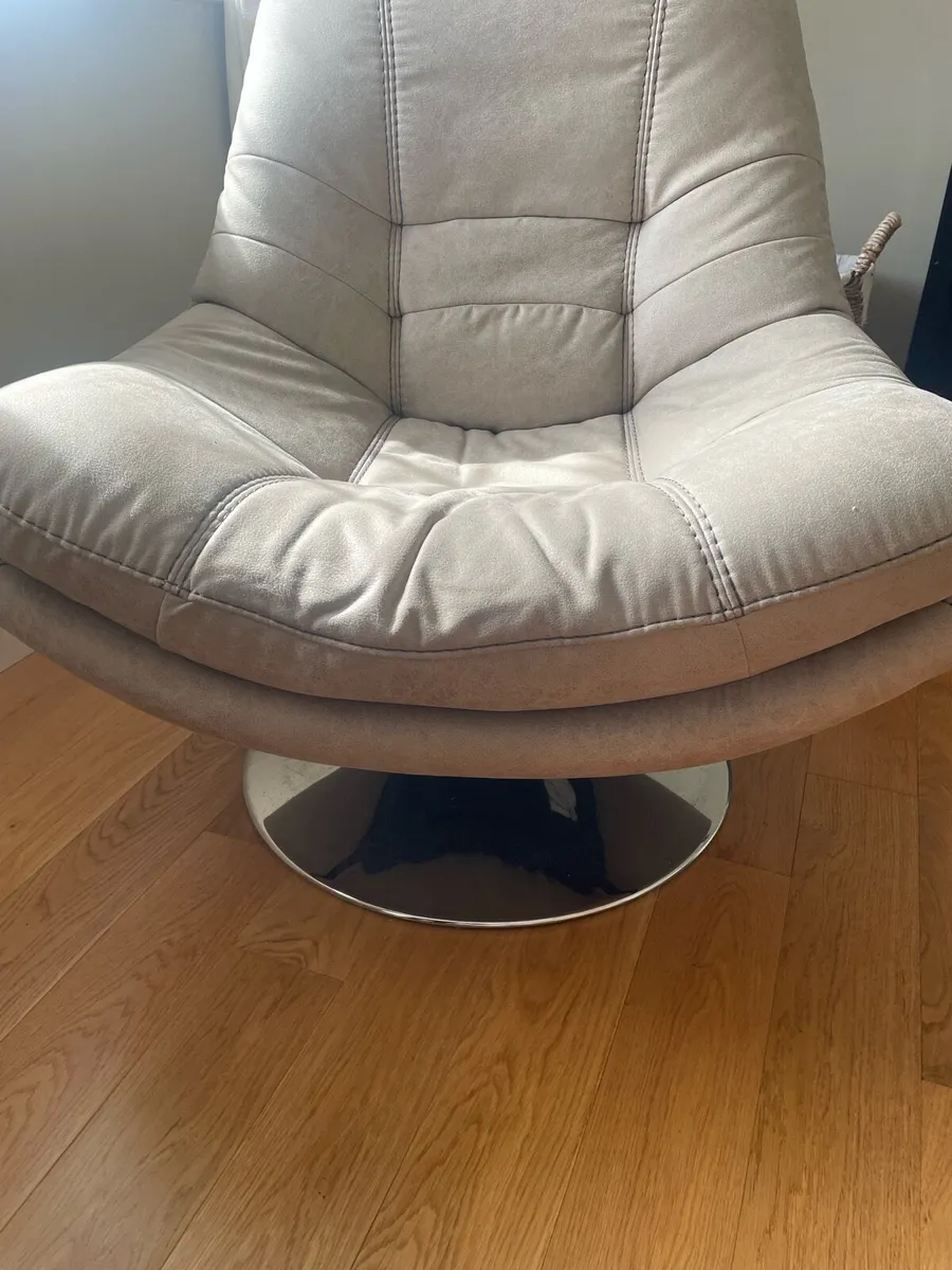 Cream leather swival chairs - Image 4