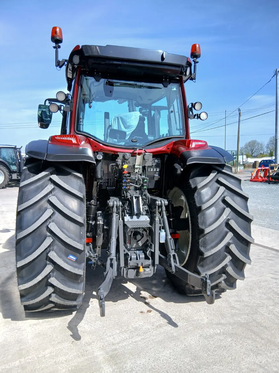 Valtra G125 & Loader - Image 4