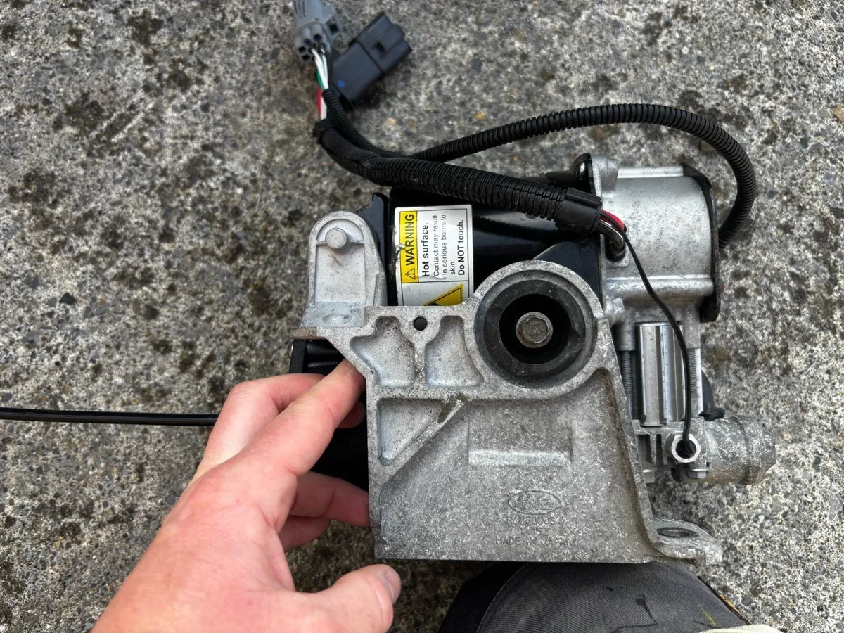 Discovery 3 Air Compressor - Image 1