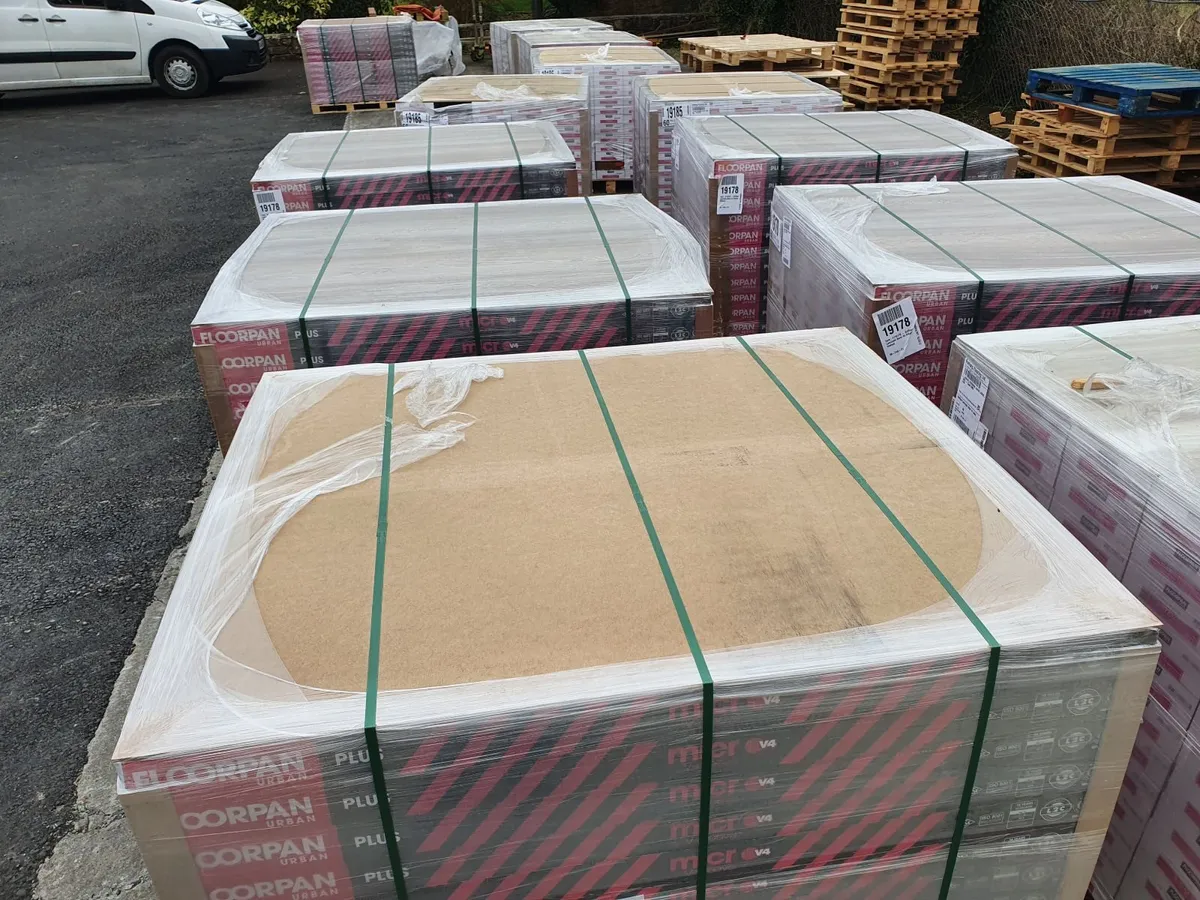 8mm laminated click flooring AC4 , - Image 1