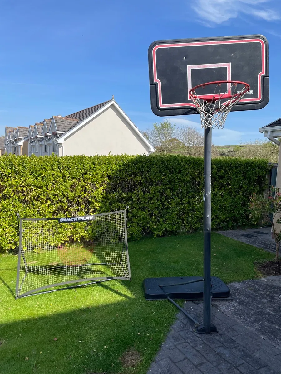 Basketball stand and hoop - Image 1