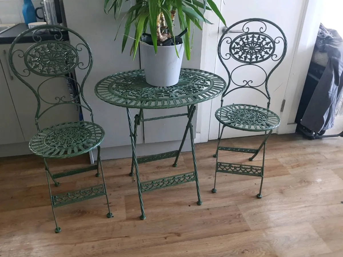 Table and chairs - Image 1