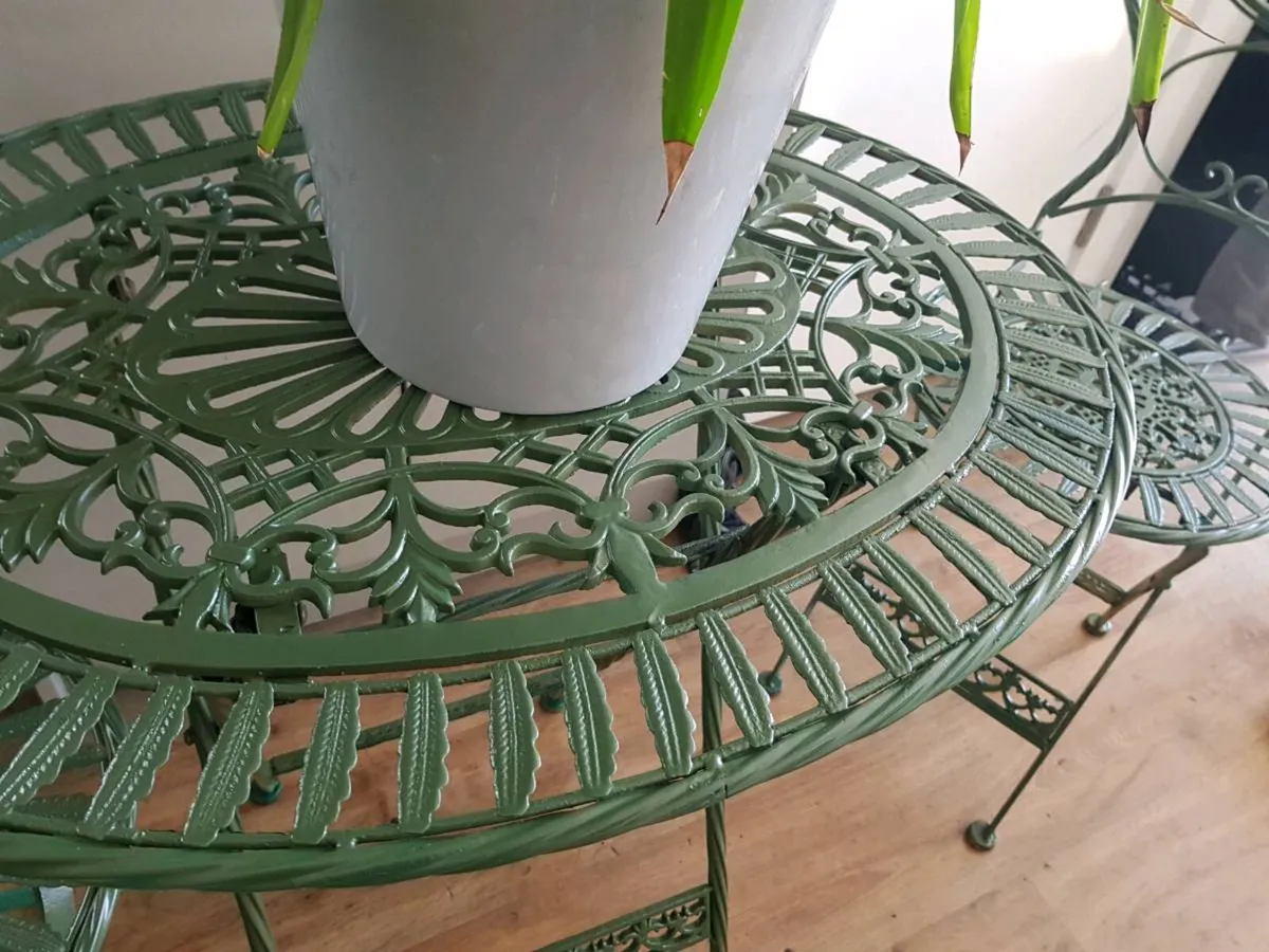 Table and chairs - Image 2