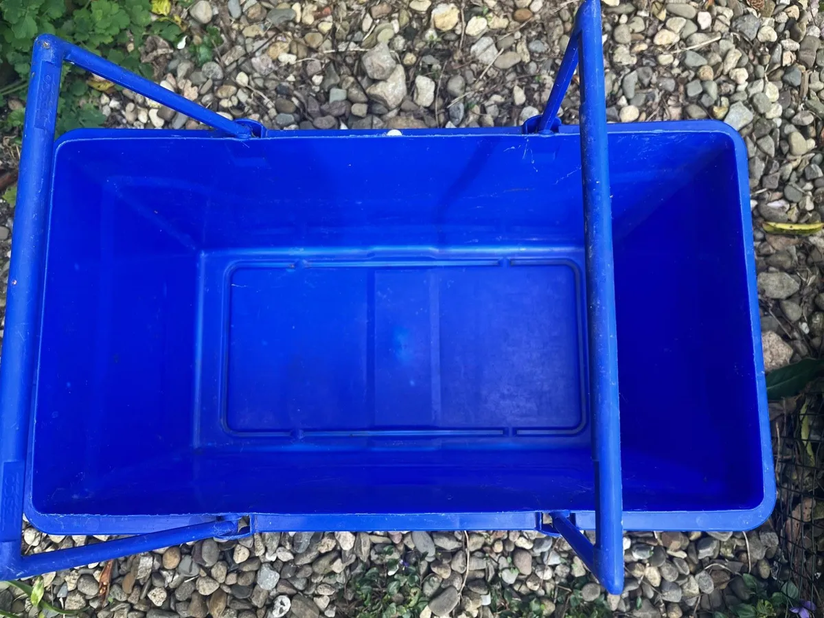 Hard plastic bucket - Image 4