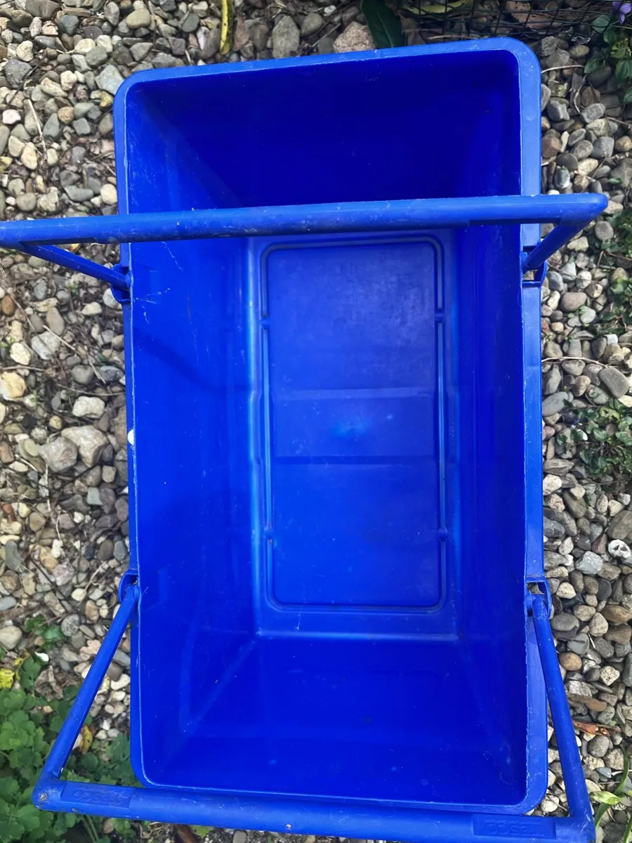 Hard plastic bucket - Image 2