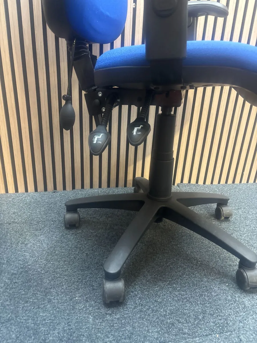 QUALITY ORTHO SWIVEL CHAIRS WITH ARMS - Image 2