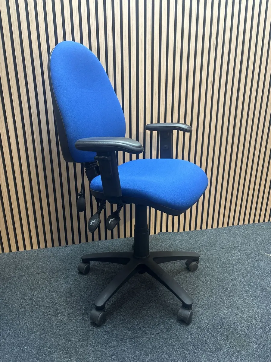 QUALITY ORTHO SWIVEL CHAIRS WITH ARMS - Image 3