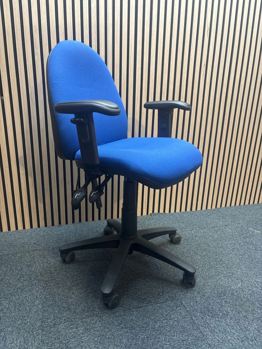 QUALITY ORTHO SWIVEL CHAIRS WITH ARMS - Image 4