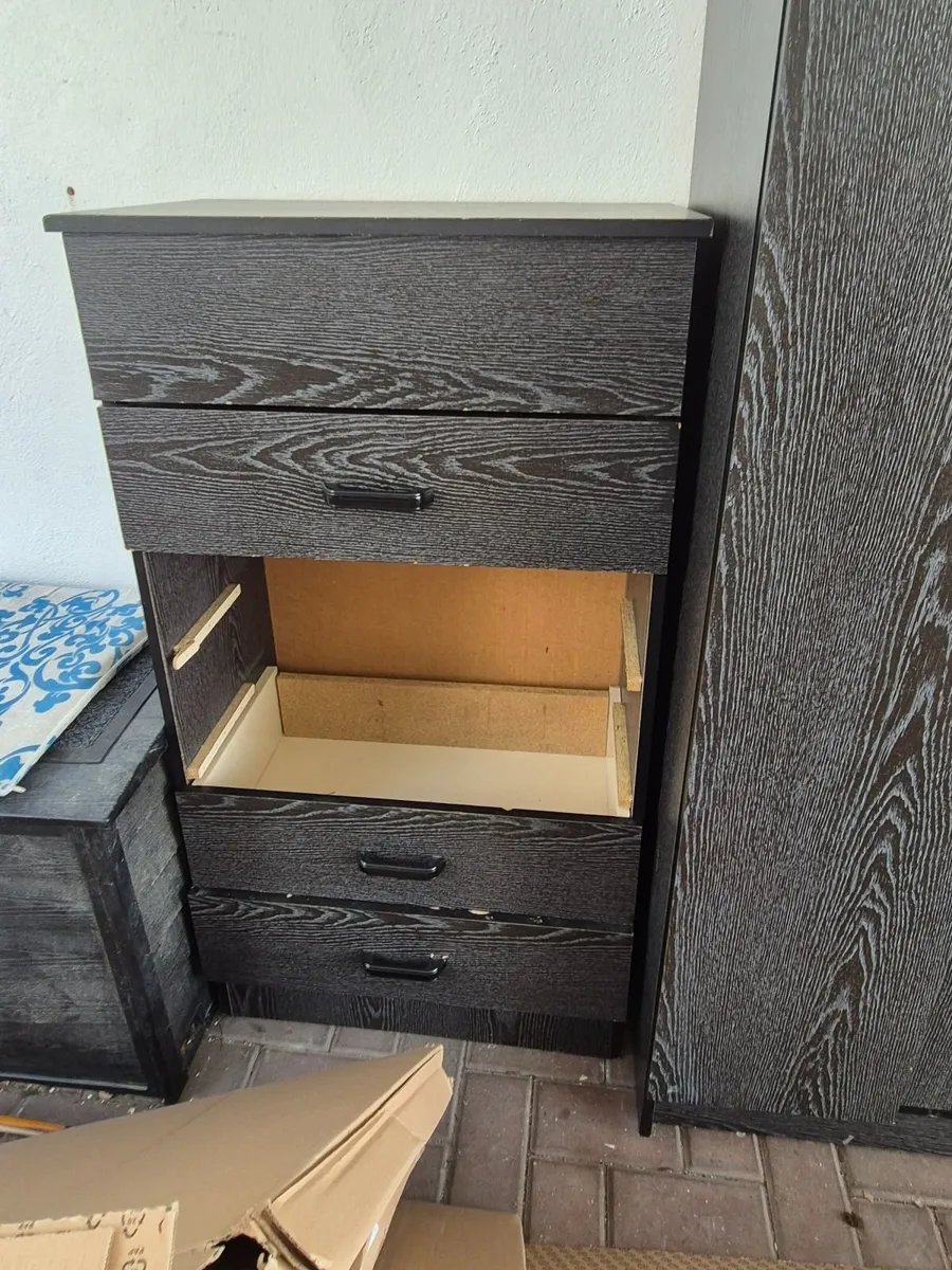 Wardrobe and  matching chest of drawers - Image 1