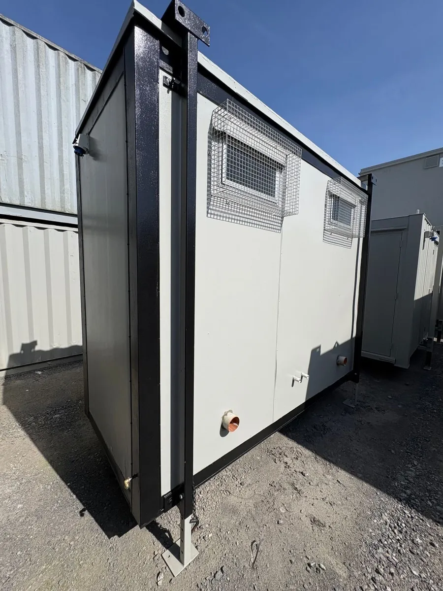 3m x 1.5m Twin WC Excellent condition - Image 3