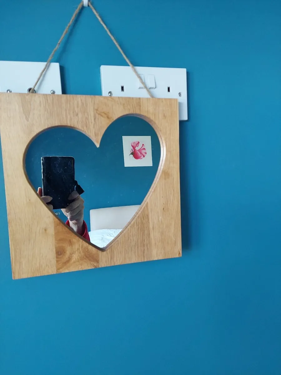 Love-heart mirror in wooden frame - Image 2