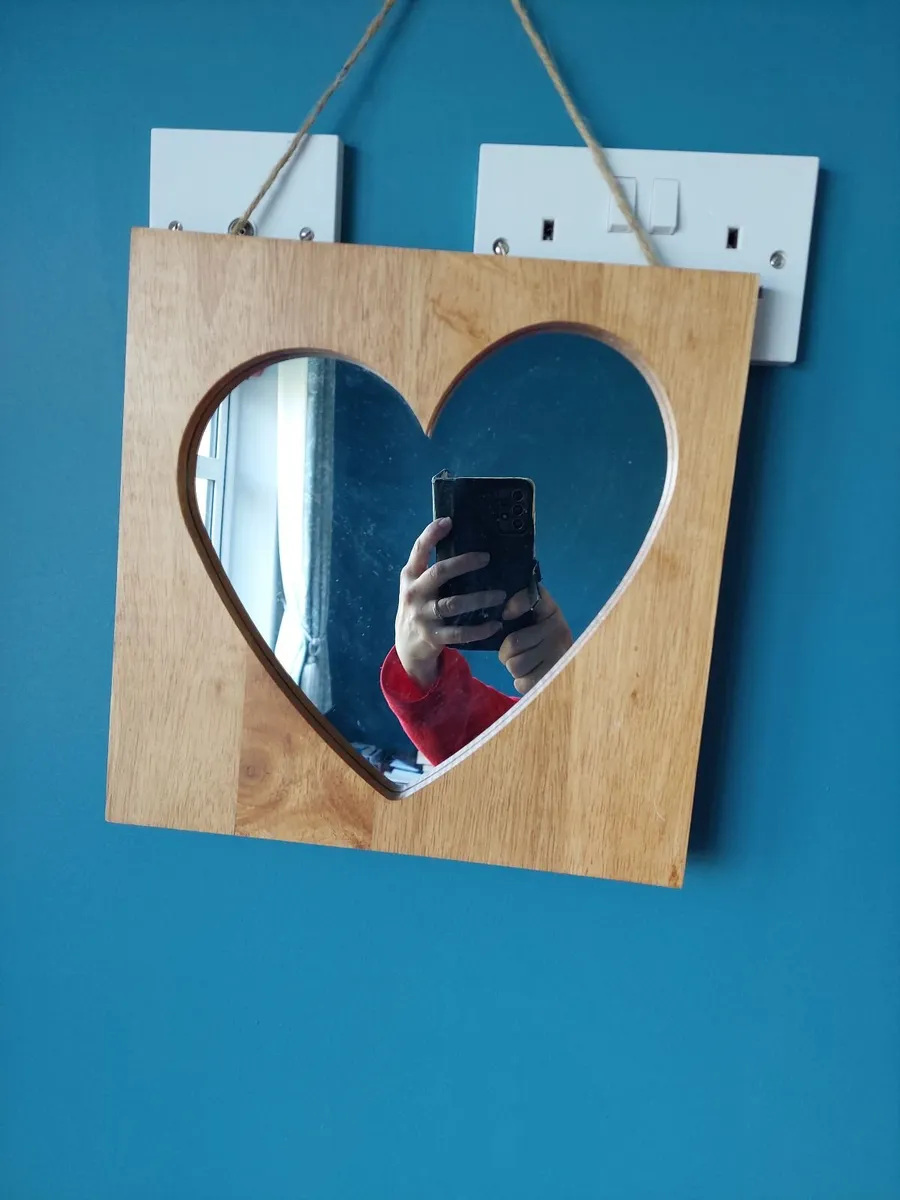Love-heart mirror in wooden frame - Image 3