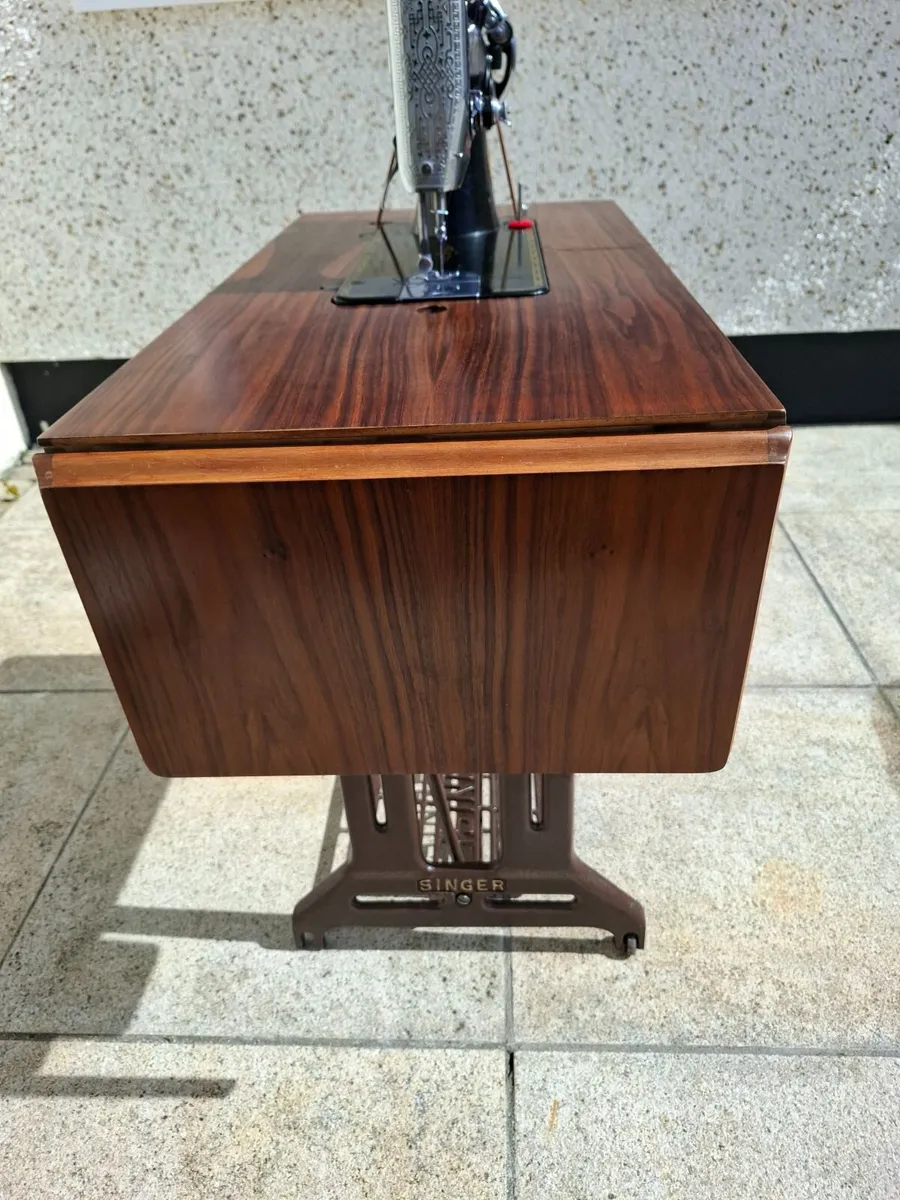 Vintage Singer sewing machine - Image 3