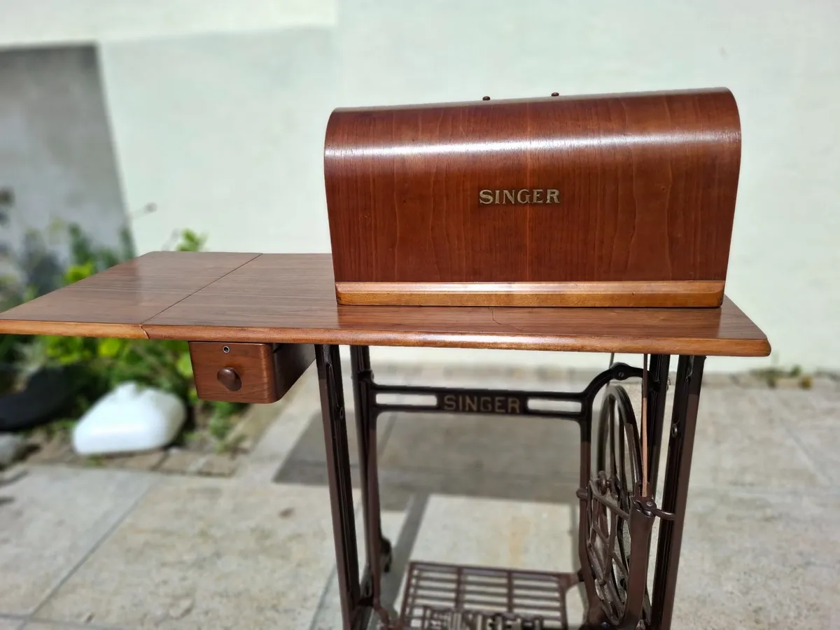 Vintage Singer sewing machine - Image 4