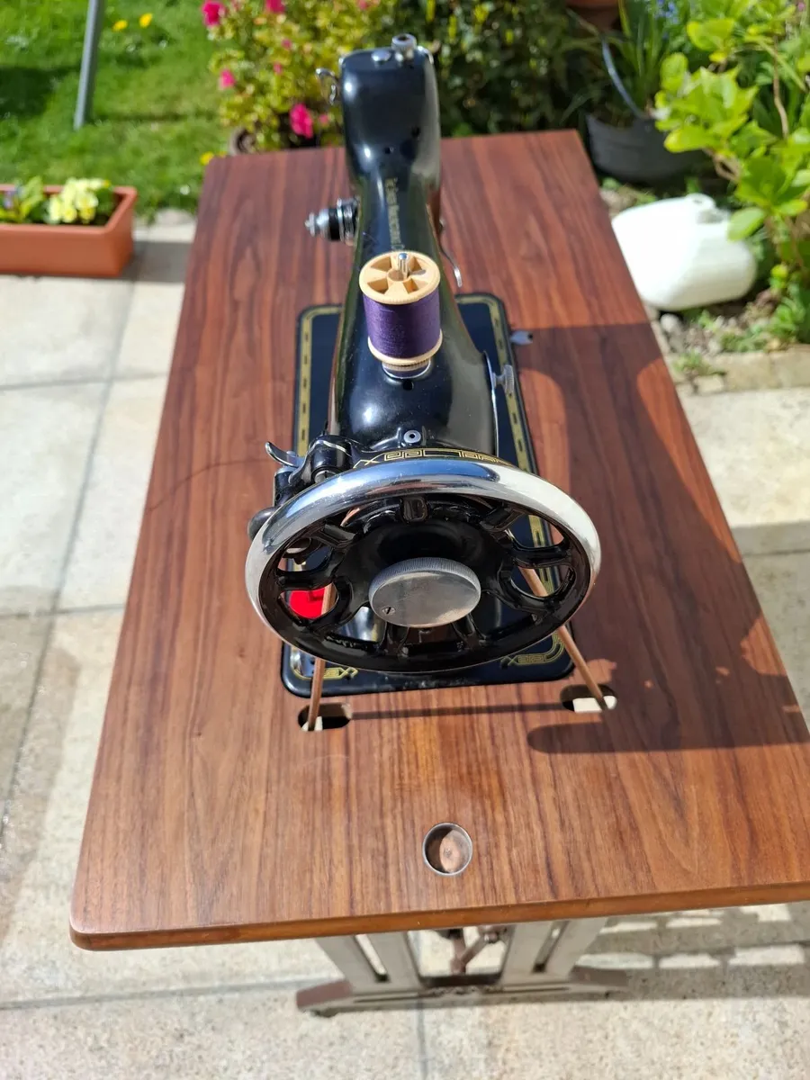 Vintage Singer sewing machine - Image 4