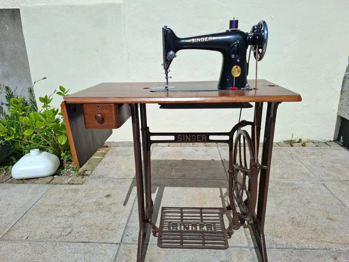 Vintage Singer sewing machine - Image 2