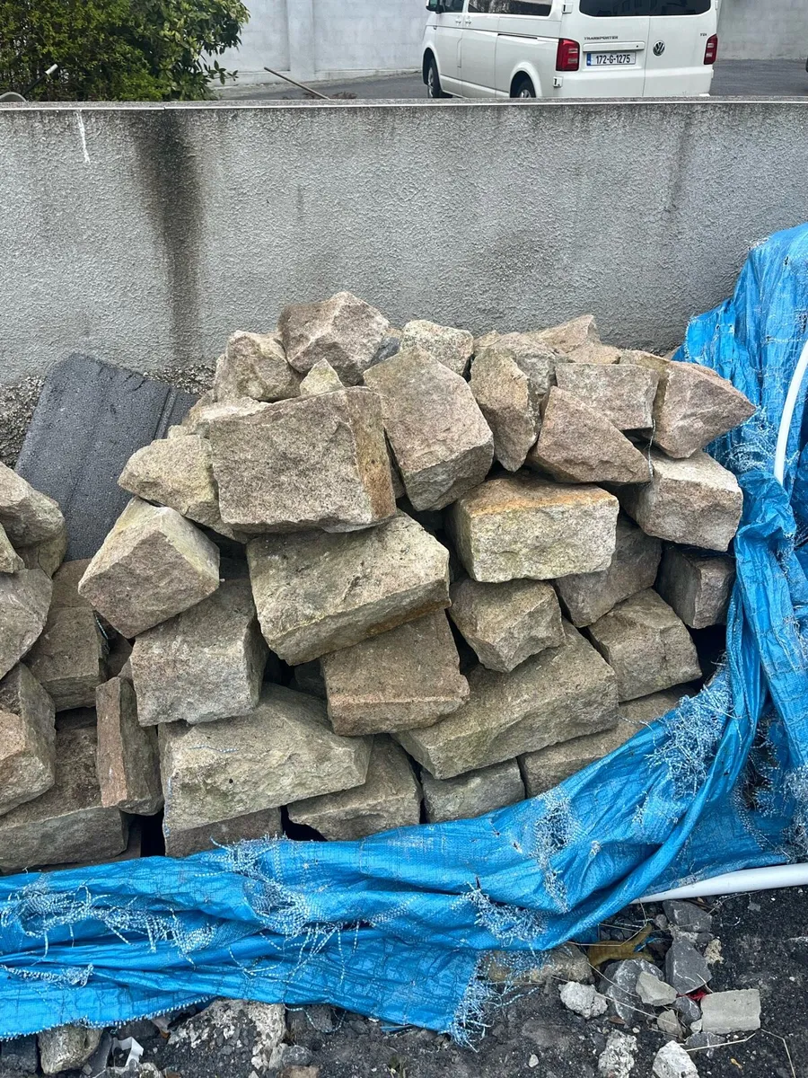 Reclaimed granite building stone - Image 2