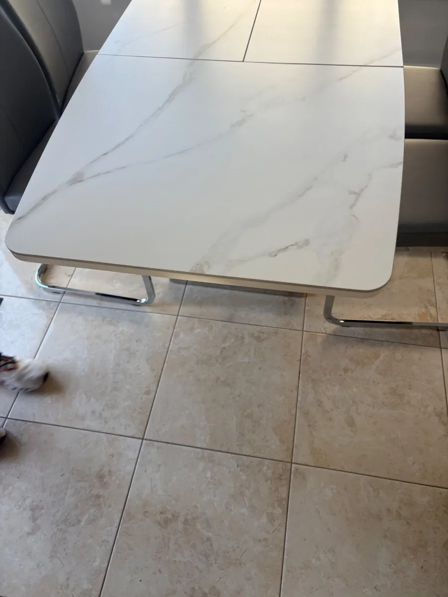 Kitchen table - Image 1