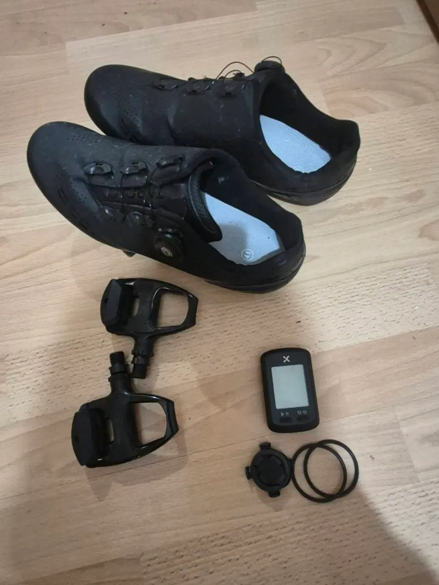 Roadbike pedals, shoes, computer