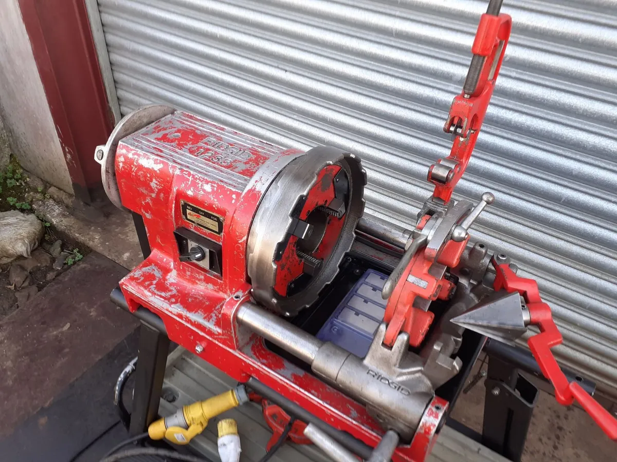 RIDGID 1233 THREADING MACHINE - Image 1