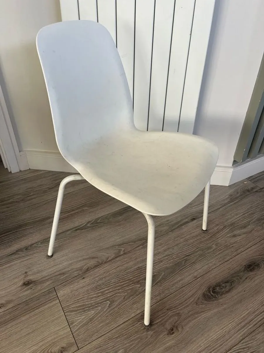 Table and Chairs - Image 3